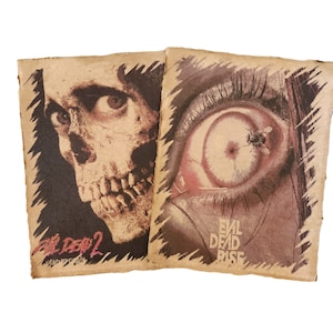 2 x Evil Dead gedruckte Aquarell Konzept Filmplakate auf gealtertem Papier für Requisite oder Display, Halloween Prop