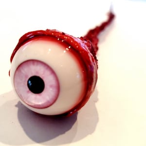 Accesorio de Halloween: horror realista de tamaño natural arrancado del globo ocular rosa