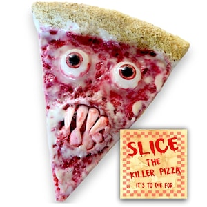 Op de afbeelding: Een pizzapunt met een grotesk gezicht gemaakt van rode en witte toppings, waaronder twee oogballen en tanden. Een klein vierkant bordje leest "SLICE THE KILLER PIZZA IT'S TO DIE FOR".