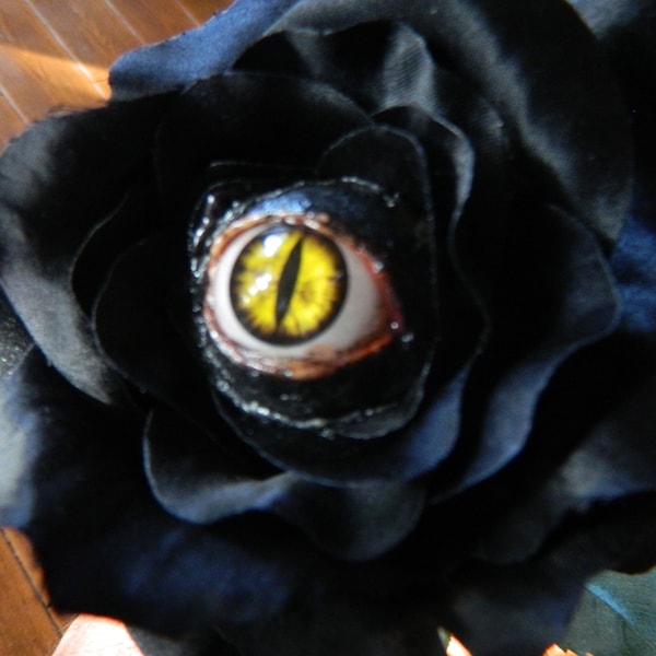 Halloween Requisite Freaky Flowers - Seidenblumen mit realistischem Acrylauge