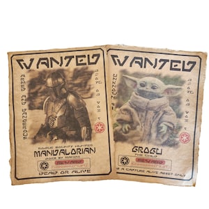 Puede incluir: Dos carteles de se busca de estilo vintage con un cazarrecompensas y un ni&ntilde;o. El cartel de la izquierda presenta a un cazarrecompensas mandaloriano con un casco y un rifle bl&aacute;ster. El cartel de la derecha presenta a un peque&ntilde;o alien&iacute;gena verde con orejas grandes. El texto en los carteles dice "WANTED" e incluye los nombres "MANDALORIAN" y "GROGU".
