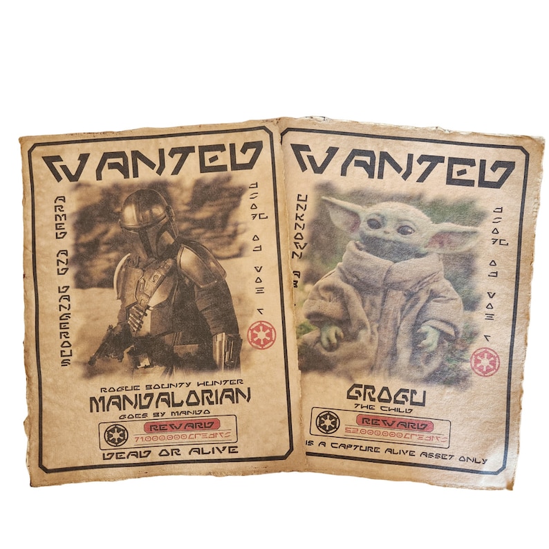 Puede incluir: Dos carteles de se busca de estilo vintage con un cazarrecompensas y un ni&ntilde;o. El cartel de la izquierda presenta a un cazarrecompensas mandaloriano con un casco y un rifle bl&aacute;ster. El cartel de la derecha presenta a un peque&ntilde;o alien&iacute;gena verde con orejas grandes. El texto en los carteles dice "WANTED" e incluye los nombres "MANDALORIAN" y "GROGU".