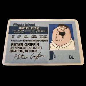 以下が含まれることがあります： ピーター・グリフィンの漫画の画像が特徴の、ロードアイランド州のノベルティ運転免許証。「Class DRUNK」、「License No. 1MORBEER」、「Restrictions: Ernie the Giant Chicken」などの詳細が含まれています。