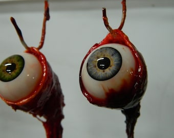 Ornamento realistico con bulbo oculare umano strappato su un gancio - Babbo Natale che guarda Halloween, decorazione di Halloween di Dead Head Props