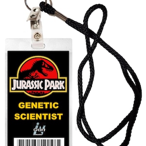 Könnte beinhalten: Ein schwarzer und weißer Plastik-Ausweis mit einem Lanyard. Der Ausweis zeigt das Jurassic Park-Logo, den Text "Genetic Scientist" und einen Barcode.