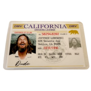 Puede incluir: Un carné de conducir de California novedoso con una foto de un hombre con pelo largo y barba. La licencia incluye el nombre JEFFREY LEBOWSKI, una fecha de caducidad del 07-31-99 y la palabra "Dude" en la parte inferior.
