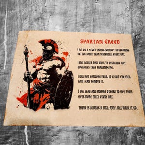 Peut inclure: Une affiche de style vintage avec une illustration de guerrier spartiate et le texte du credo spartiate. Le credo est une liste de citations inspirantes sur le dépassement des défis, la conquête de la peur et la direction des autres.