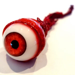 Accesorio de Halloween: horror realista de tamaño natural arrancado del globo ocular rojo sangre