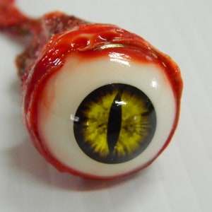 Accesorio de Halloween: Serpiente/gato amarillo de tamaño real con globo ocular arrancado