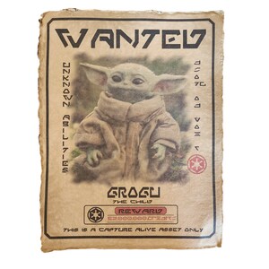 Puede incluir: Un cartel de se busca de estilo vintage con una imagen de dibujos animados de una criatura alien&iacute;gena verde con orejas grandes. El cartel tiene el texto "WANTED" en la parte superior y "GROGU THE CHILD" en el medio. El texto "REWARD 52,000,000 CREDITS" est&aacute; debajo de la imagen. El cartel tambi&eacute;n tiene el texto "THIS IS A CAPTURE ALIVE ASSET ONLY" en la parte inferior.
