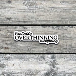 Sticker Waarschijnlijk te veel nadenken: humor voor geestelijke gezondheid | Grappige angststicker | Overthinker citaat vinyl sticker | Laptop, dagboek, bidon