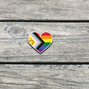Adesivo a forma di cuore con bandiera Progress Pride / Adesivo in vinile LGBTQ+ inclusivo / Adesivo impermeabile Pride / Adesivo per laptop con amore queer / Regalo per l'uguaglianza