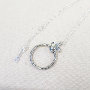 Op de afbeelding: Een set van drie keramische mokken met een gespikkelde, matte afwerking. De mokken zijn in cr&egrave;me, lichtgrijs en donkergrijs. Elke mok heeft een eenvoudig, minimalistisch ontwerp en een afgeronde handgreep.