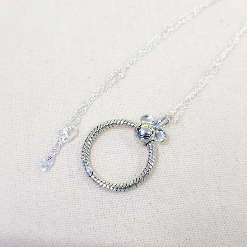 Op de afbeelding: Een set van drie keramische mokken met een gespikkelde, matte afwerking. De mokken zijn in cr&egrave;me, lichtgrijs en donkergrijs. Elke mok heeft een eenvoudig, minimalistisch ontwerp en een afgeronde handgreep.