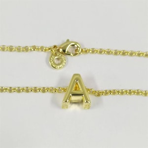Collar con dije de letra A de Pandora