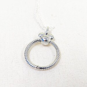 Op de afbeelding: Een set van drie keramische mokken met een gespikkelde, matte afwerking. De mokken zijn in cr&egrave;me, lichtgrijs en donkergrijs. Elke mok heeft een eenvoudig, minimalistisch ontwerp.