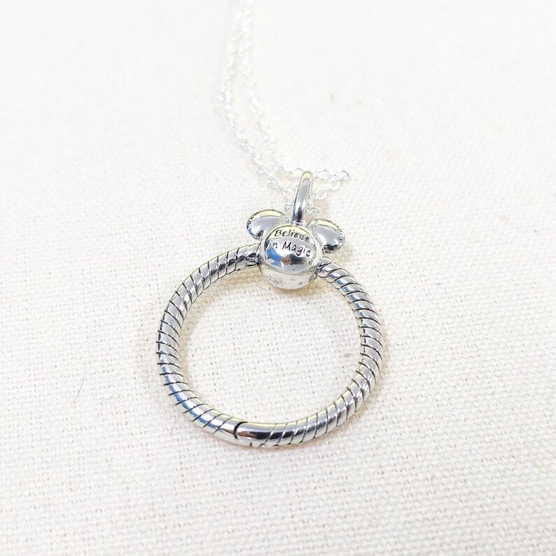 Op de afbeelding: Een set van drie keramische mokken met een gespikkelde, matte afwerking. De mokken zijn in cr&egrave;me, lichtgrijs en donkergrijs. Elke mok heeft een eenvoudig, minimalistisch ontwerp.