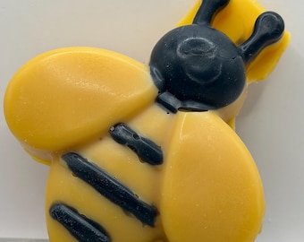 Jabón artesanal de abeja, totalmente natural, elaborado mediante el proceso en frío.