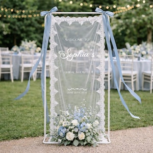 Może przedstawiać: Zestaw trzech ceramicznych kubków z nakrapianym, matowym wykończeniem. Kubki są w odcieniach kremowym, jasnoszarym i ciemnoszarym. Każdy kubek ma prosty, minimalistyczny design, idealny do kawy lub herbaty.