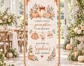 Puede incluir: Un cartel vertical de tela sobre un soporte de madera con ilustraciones en acuarela de calabazas, flores y ropa de bebé. El texto dice: A SWEET LITTLE pumpkin IS ON HER WAY, WELCOME TO Sophia's BABY SHOWER, con un pequeño corazón naranja.