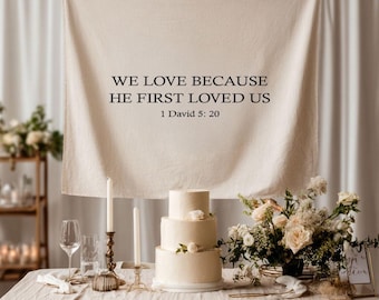 Banner de boda cristiano, versículo bíblico de 1 Juan 4:19, letrero de boda con las Escrituras, banner religioso de tela, fondo de ceremonia personalizado