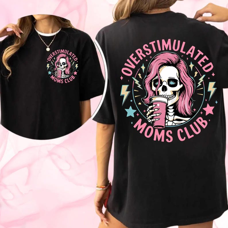 Pu&ograve; includere: Maglietta nera con una grafica di uno scheletro con i capelli rosa che tiene un drink. Il testo "Overstimulated Moms Club" &egrave; stampato in un font colorato intorno allo scheletro.