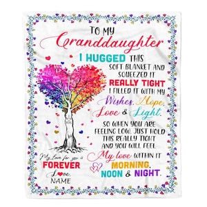 Puede incluir: Manta blanca con un diseño de árbol colorido y el texto "To My Granddaughter". La corona en forma de corazón del árbol está llena de colores vibrantes. La manta incluye las frases "I hugged this soft blanket" y "My love for you is forever."