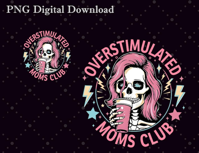 Pu&ograve; includere: Un design grafico rosa e nero con uno scheletro che indossa una parrucca rosa e tiene una tazza rosa. Il testo "Overstimulated Moms Club" &egrave; in un cerchio attorno allo scheletro.