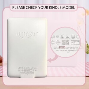 Pode incluir: Um dispositivo Kindle branco com o logotipo da Amazon. O texto "PLEASE CHECK YOUR KINDLE MODEL" est&aacute; no topo. A parte traseira do dispositivo tem informa&ccedil;&otilde;es regulat&oacute;rias, incluindo o n&uacute;mero do modelo e detalhes do Wi-Fi.