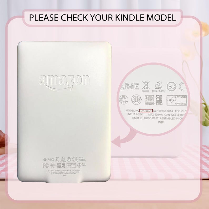 Pode incluir: Um dispositivo Kindle branco com o logotipo da Amazon. O texto "PLEASE CHECK YOUR KINDLE MODEL" est&aacute; no topo. A parte traseira do dispositivo tem informa&ccedil;&otilde;es regulat&oacute;rias, incluindo o n&uacute;mero do modelo e detalhes do Wi-Fi.