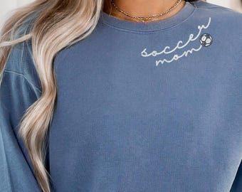 Sudadera bordada personalizada para mamá futbolera, suéter de mamá futbolera, camiseta para mamá futbolera, regalo para mamá futbolera, camiseta para la temporada de fútbol de otoño, E029