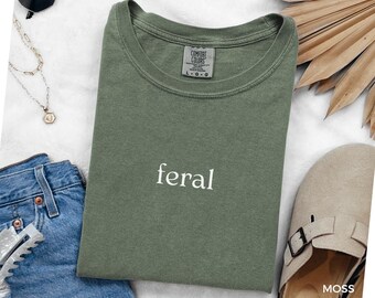 Camiseta Comfort Colors® Feral, Camiseta Feral, Garota Feral, Mulher Feral, Esposa Feral, Mamãe Feral, Camiseta com Frase Engraçada A015