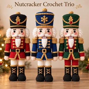 Könnte beinhalten: Drei handgefertigte Häkel-Nussknacker-Puppen mit der Aufschrift Nutcracker Crochet Trio. Die Puppen tragen detaillierte Uniformen in Rot, Blau und Grün mit goldenen Akzenten, weißen Bärten und schwarzen Stiefeln sowie jeweils einen hohen Hut.