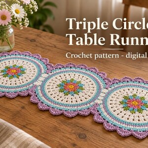 Könnte beinhalten: Ein gehäkelter Tischläufer mit drei kreisförmigen Motiven, einem zentralen Blumenmuster in Pink, Grün und Blau sowie cremefarbenen, hellblauen und lavendelfarbenen Bogenkanten. Der Text Triple Circle Table Runner Crochet pattern - digital PDF ist zu sehen.