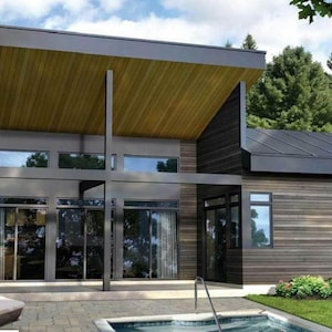 Könnte beinhalten: Modernes zweistöckiges Haus mit einem schrägen Dach und großen Fenstern. Die Fassade ist mit Holz verkleidet und hat ein dunkelgraues Dach. Ein Pool und eine Sonnenliege befinden sich im Vordergrund, mit Bäumen und blauem Himmel im Hintergrund.