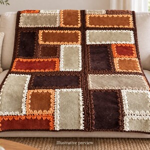 Könnte beinhalten: Eine rechteckige Wohndecke mit einem Patchwork-Design aus wildlederartigen Stoffrechtecken in Braun-, Beige- und Orangetönen, die mit dicken, dekorativen Häkelnähten in Creme und Dunkelbraun verbunden sind.