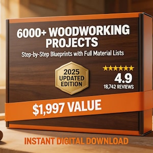 Puede incluir: Una caja de madera con el texto "6000+ WOODWORKING PROJECTS" y "2025 UPDATED EDITION". La caja tiene una banda naranja y un valor de 1.840 €. Sobre una superficie de madera, con un martillo.