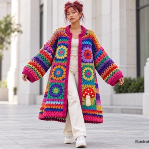 Puede incluir: Un cárdigan largo de ganchillo abierto por delante con un vibrante patrón de cuadrados de la abuela en tonos rojo, naranja, amarillo, verde, azul y morado. La prenda incluye una llamativa aplicación de seta roja y blanca en el frente.