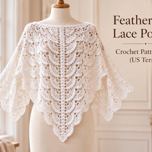 Op de afbeelding: Een witte gehaakte poncho met een verenwaaier-kantpatroon op een etalagepop. De tekst rechts luidt: Feather-Fan Lace Poncho, Crochet Pattern PDF (US Terms). Het kledingstuk heeft een puntige zoom en een ingewikkeld opengewerkt patroon.