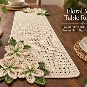 Può includere: Un runner da tavola all'uncinetto color crema con motivo a rete e applicazioni floreali decorative in crema e verde. Il testo recita: Floral Mesh Table Runner, Crochet Pattern PDF, US terms, A4, Intermediate, Digital download only.