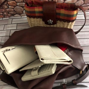 Cómprelo ahora Lote de 5 carteras de diseñador surtidas. Incluye Coach, Brighton, Dooney & Bourke.
