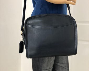 バッグ Vintage Coach Court Shoulder Bag Navy Coach Vintage Shoulder bag Turn Lock Leather Navy Blue Used
