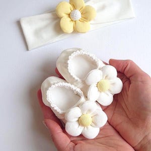 Set &quot;Moccs + Flower Headband&quot; | Toddler moccasins | Newborn shoes|  Headband | | Baby Girl | Handmade baby shoes | Baby moccs | Infant shoes