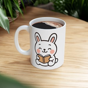 Keramiktasse, niedliches Kaninchen, das ein Buch liest, Häschen-Teetasse, Tierliebhabergeschenk, Neuheit-Kaffeetasse, Geschenk für Bücherwurm, gemütliches Trinkgeschirr