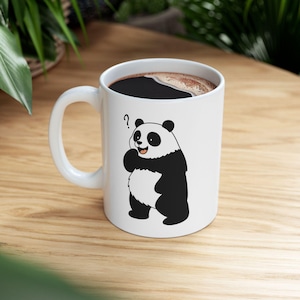 Adorable taza de cerámica con diseño de panda confundido para bebidas frías y calientes.