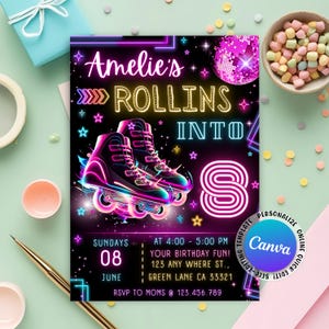 Puede incluir: Invitación de fiesta de cumpleaños de color rosa y amarillo neón para un octavo cumpleaños. La invitación presenta un par de patines, una bola de discoteca y el texto "Amelie's Rollin' Into 8".