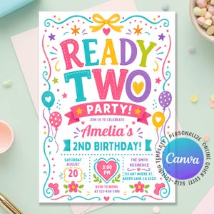Peut inclure: Une carte d'invitation d'anniversaire colorée avec le texte READY TWO PARTY! Amelia's 2nd BIRTHDAY! et des illustrations de ballons, étoiles, cœurs et fleurs. Le design inclut des espaces pour la date, l'heure et le lieu de la fête.