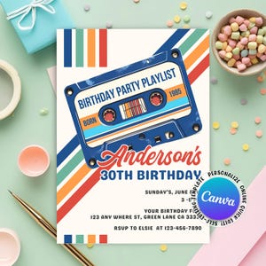 以下が含まれることがあります： レトロなスタイルの誕生日パーティー招待状。青いカセットテープに「Birthday Party Playlist」と「Born 1985」の文字が書かれています。招待状には、「Anderson's 30th Birthday」、「Sunday's, June 3-5」、「Your Birthday Fun」、「123 Any Where St, Green Lane CA 333」、「RSVP to Elsie at 123-456-7890」の文字も書かれています。背景はカラフルなストライプ模様です。