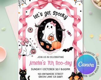 Può includere: Un invito a tema Halloween con un design a fiocco rosa. L'invito presenta un fantasma dei cartoni animati con una zucca, pipistrelli e il testo "Let's get spooky". L'invito è per il 7° Boo-day di Amelia.