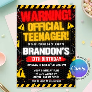 Könnte beinhalten: Eine schwarz-gelbe Geburtstagseinladung mit dem Text "WARNING! OFFICIAL TEENAGER!" in Rot und Gelb. Die Einladung enthält den Namen "BRANDON'S" und das Datum der 13. Geburtstagsfeier. Das Design zeigt Gefahrensymbole.